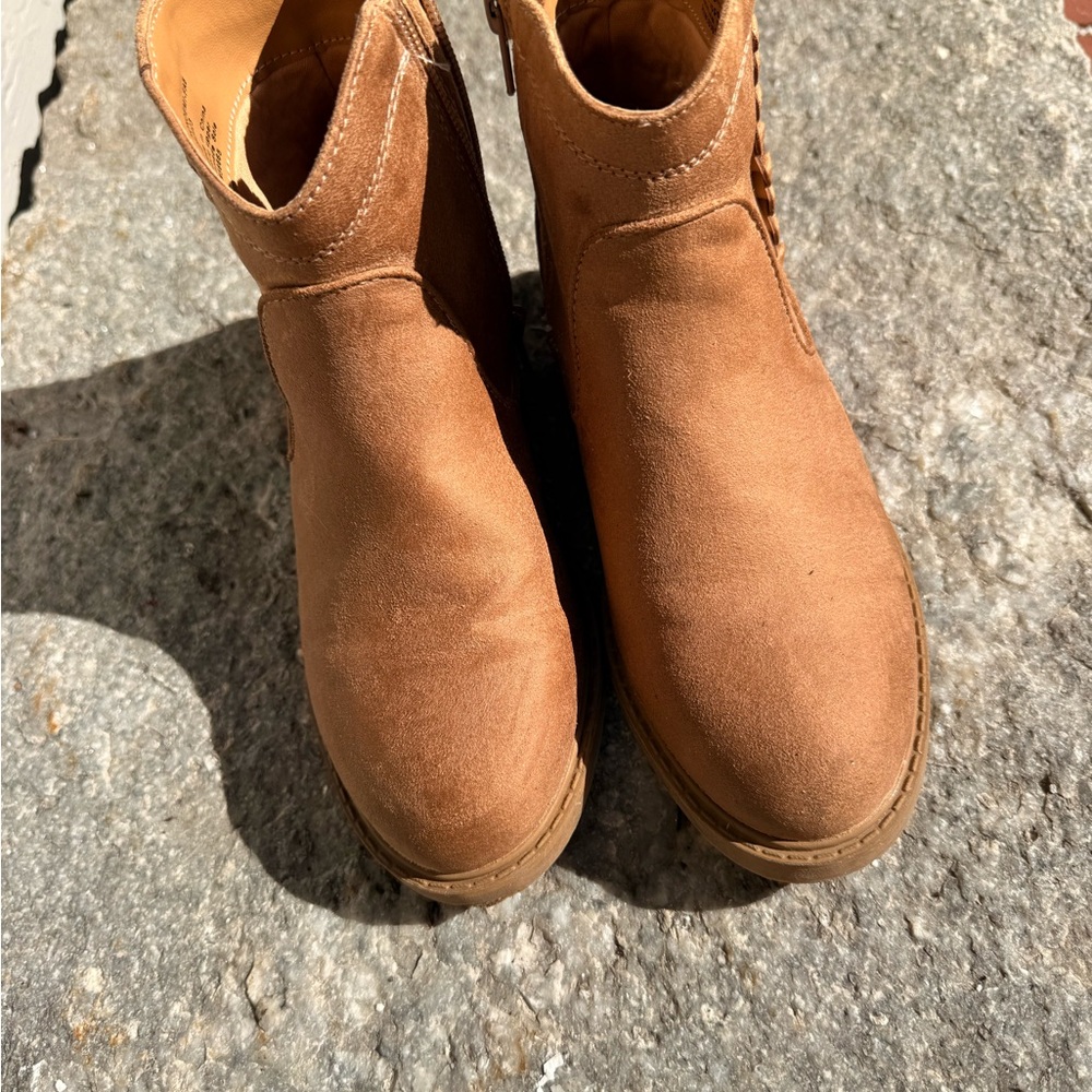 Nordstrom 
Girls
Size 2
Camel 
Suede style Boots - Picture 3 of 5